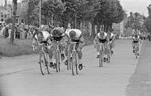 Seven cyclists with the same clothes