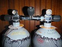 Two 12 litre steel cylinders with DIN outlet valves connected by a manifold with a central isolation valve.